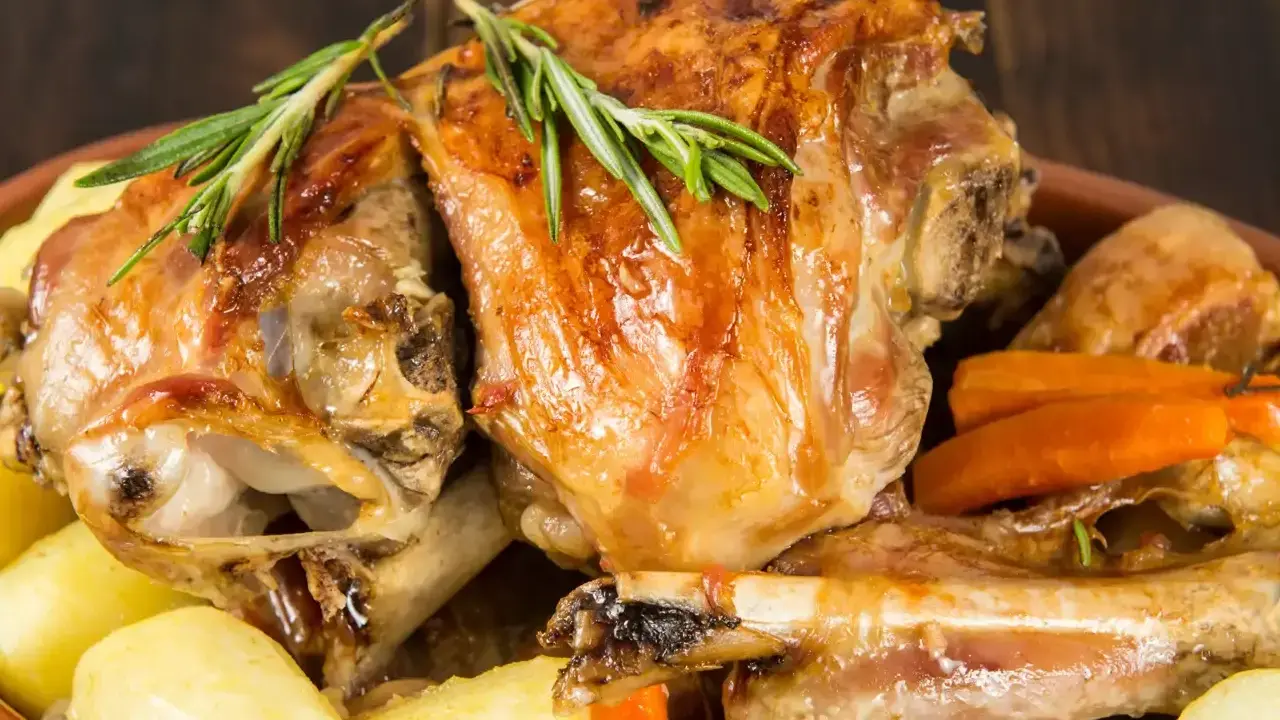 Cordero asado, patatas y zanahorias, un plato que evoca la comida típica de Burgos.