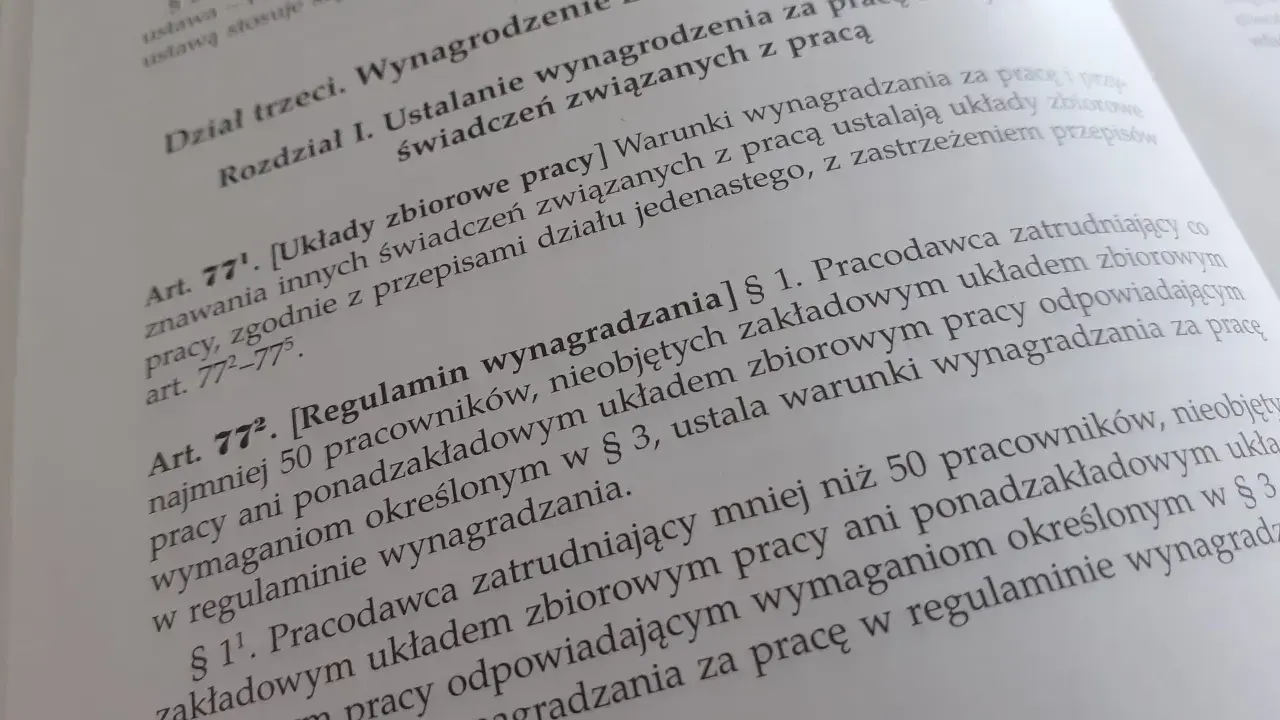 Zakładowy układ zbiorowy pracy a regulamin wynagradzania – tekst prawny omawia ustalanie wynagrodzenia i świadczeń pracowniczych.