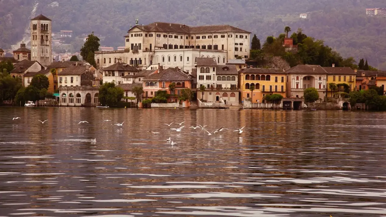 Orta San Giulio: cosa vedere? Un borgo pittoresco sul lago, con palazzi colorati e gabbiani che danzano sull'acqua.