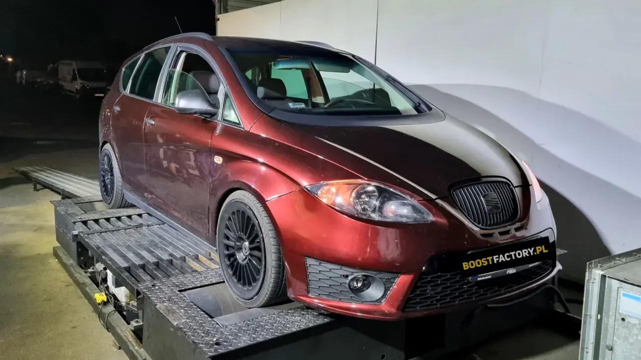 Czerwony Seat Altea 1.9 TDI na hamowni, gotowy do tuningu.