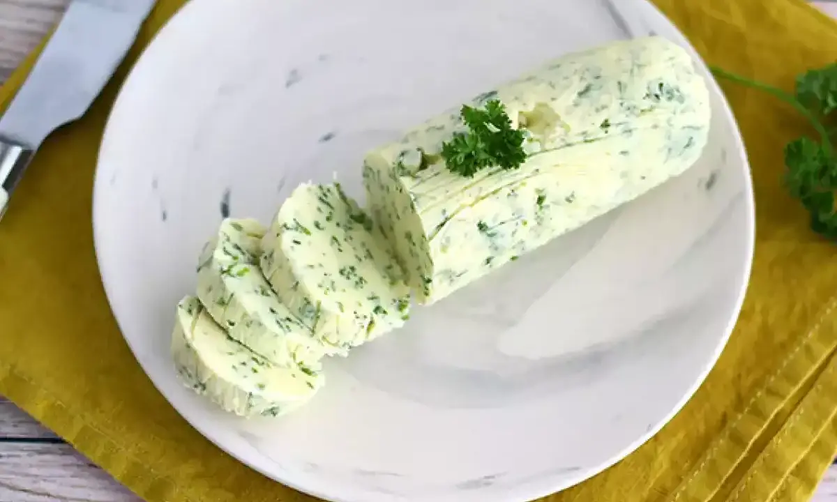 Beurre maître d'hôtel prêt à être dégusté. Une recette simple pour sublimer vos plats.
