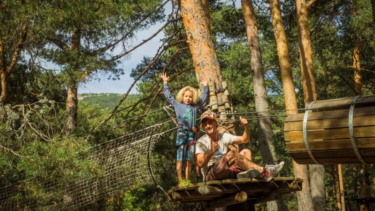 Padre e hijo disfrutan de un parque de aventuras, ¡excelentes planes con niños para este fin de semana!