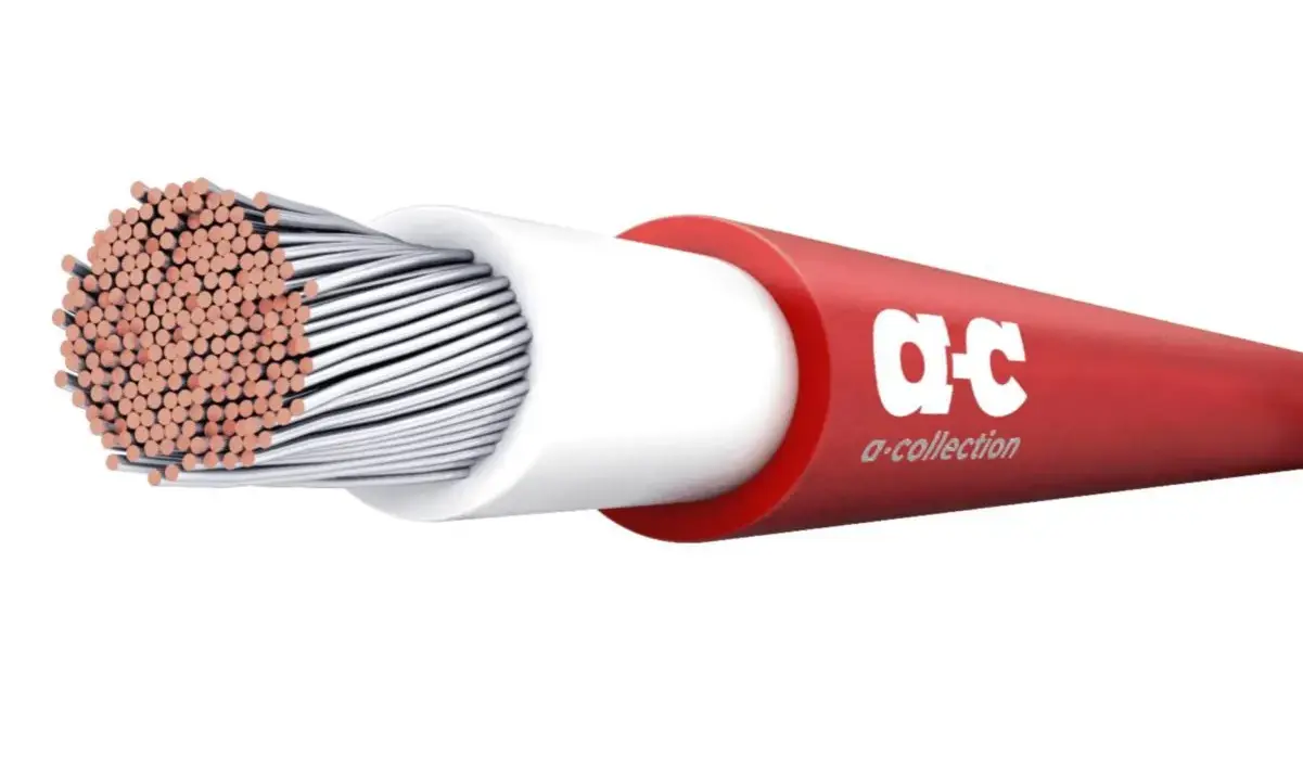 En röd solcellskabel 4mm2 med vit isolering och koppartrådar synliga i änden. Logotypen "a-collection" syns på kabeln.