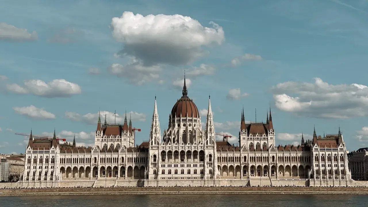 Wspaniały Parlament w Budapeszcie, idealne miejsce, by zacząć zwiedzanie i odkrywać, co robić w Budapeszcie.