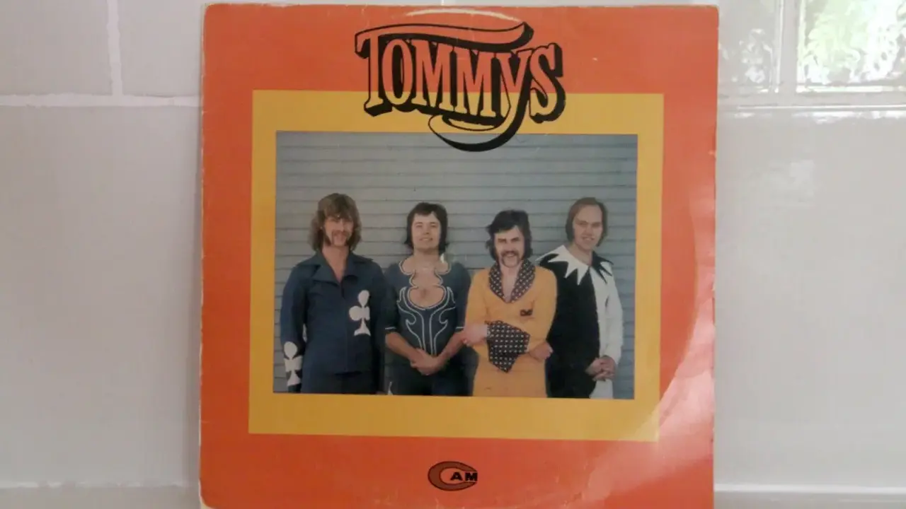 Tommys, svenska dansband från 70-talet, poserar i sina glammiga scenkläder.