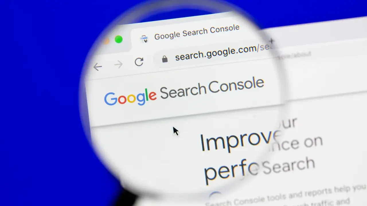 Google Search Console pomaga w indeksowaniu strony. Widok strony z lupą.