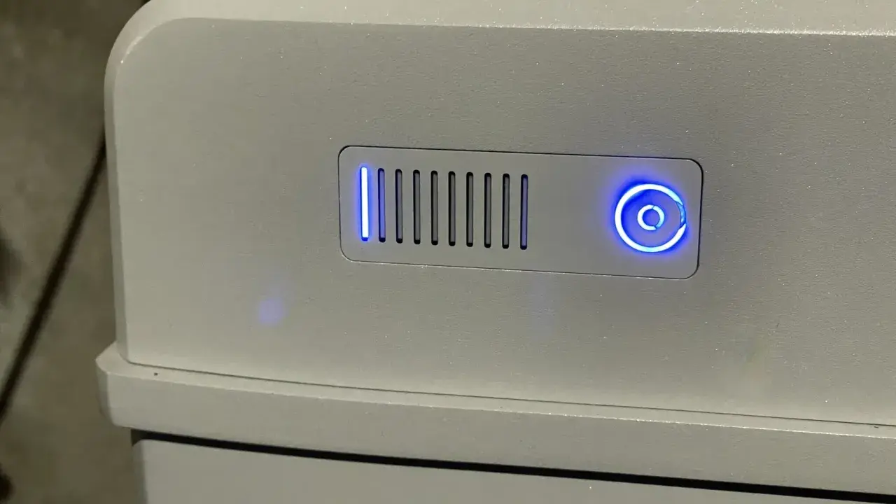 Grå enhet med blå indikatorlampor, troligen ett batteri för solceller 20kW.