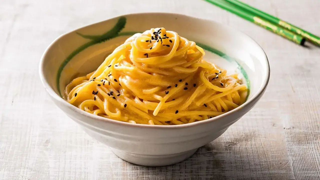 Nudeln mit cremiger Miso-Paste-Sauce, bestreut mit schwarzen Sesamsamen. Ein köstliches Gericht, inspiriert von Miso Paste Rezepten.