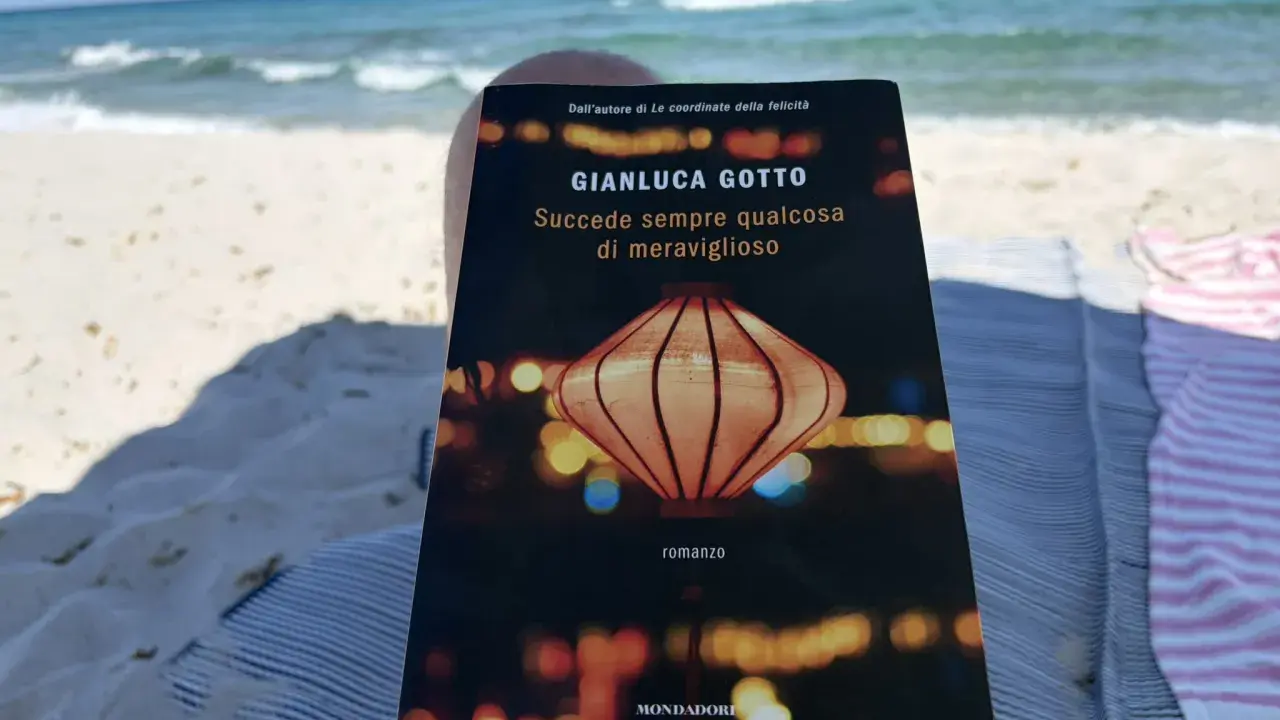 Sulla spiaggia, un libro di Gianluca Gotto, "Succede sempre qualcosa di meraviglioso", promette storie incantevoli tra il rumore delle onde.