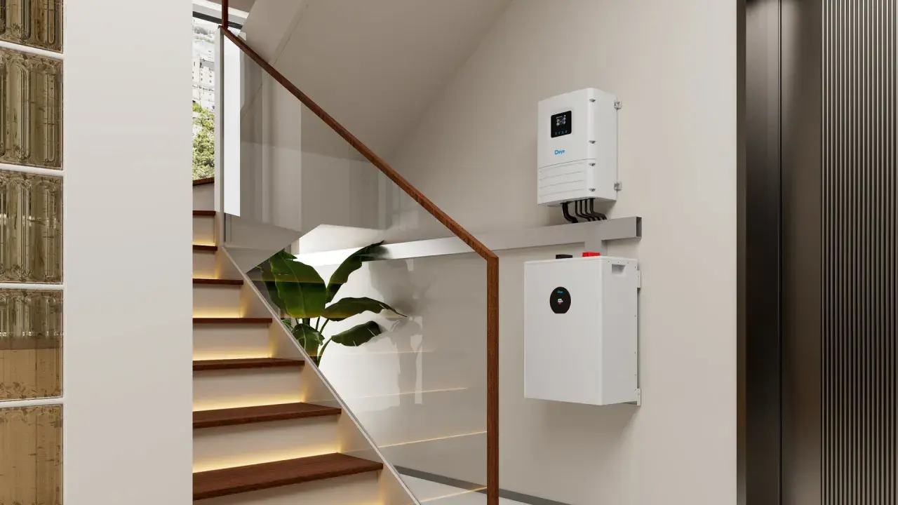 En modern trappa med en växelriktare och ett batteri monterade på väggen, redo för solenergi.