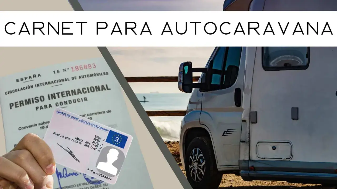 Carnet para llevar caravana, con permiso internacional de conducir y autocaravana aparcada en la playa.