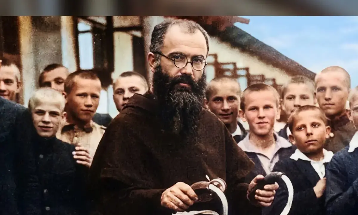 Święty Maksymilian Kolbe w otoczeniu chłopców, z charakterystyczną brodą i okularami, trzymający fragment roweru.