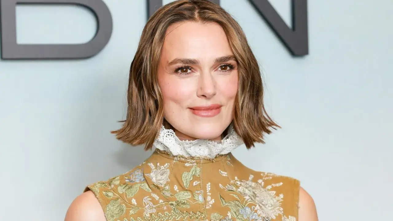 Keira Knightley mit einem schulterlangen, gewellten Bob, der ihre modernen **haar styles** unterstreicht.