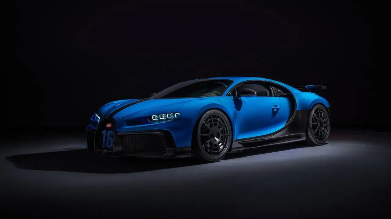 Niebieski Bugatti Chiron z numerem 16 na masce, gotowy do jazdy. Jego cena jest adekwatna do osiągów.