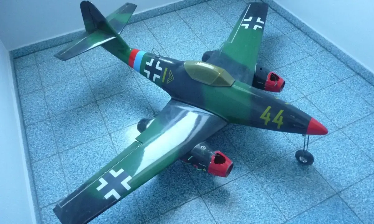 Ein detailgetreues RC-Modell einer Me 262 im Tarnmuster. Die gelbe "44" auf der Nase und die schwarzen Balkenkreuze sind gut erkennbar.
