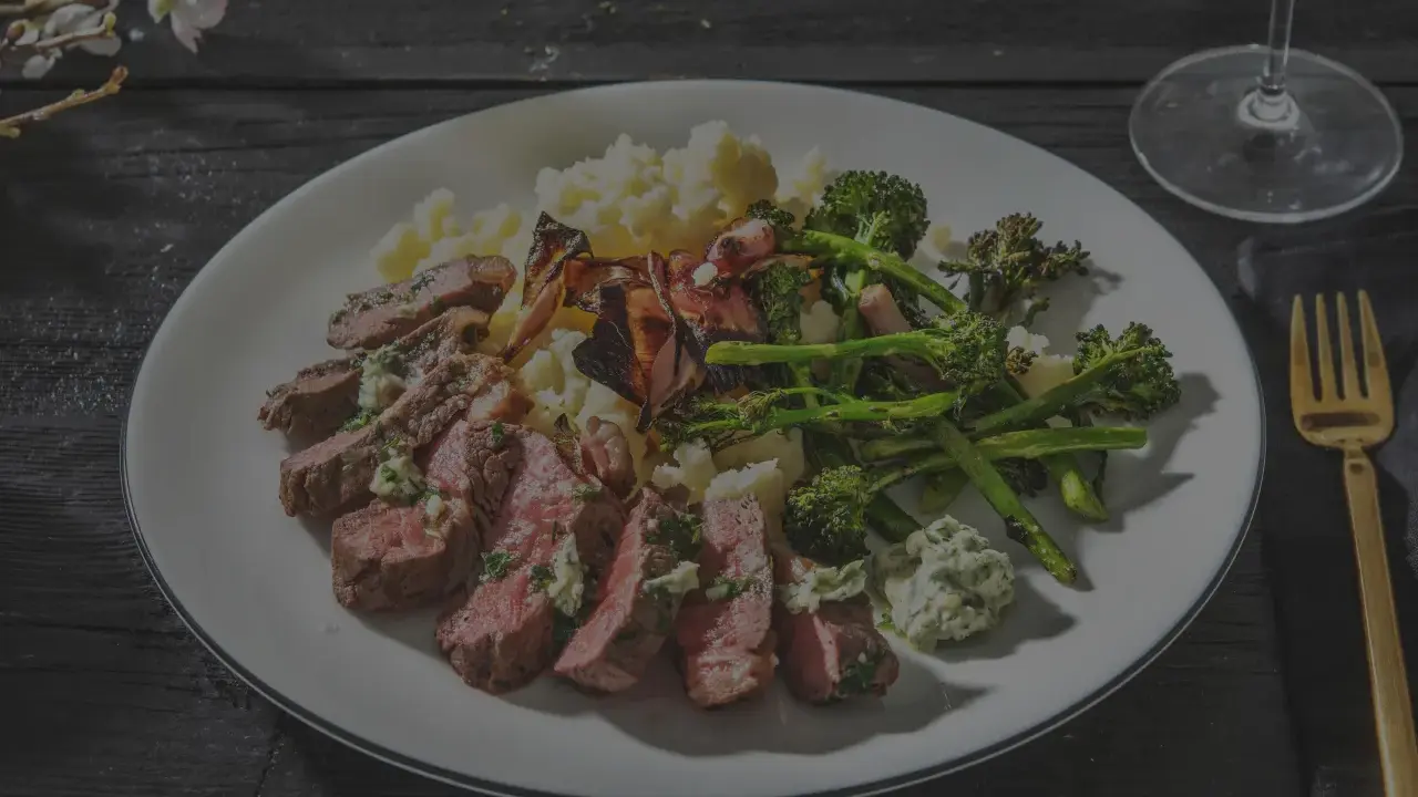 Perfekt gebratenes Hirschsteak mit Kartoffelpüree, Brokkoli und Kräuterbutter. So gelingt Hirschsteak richtig braten.