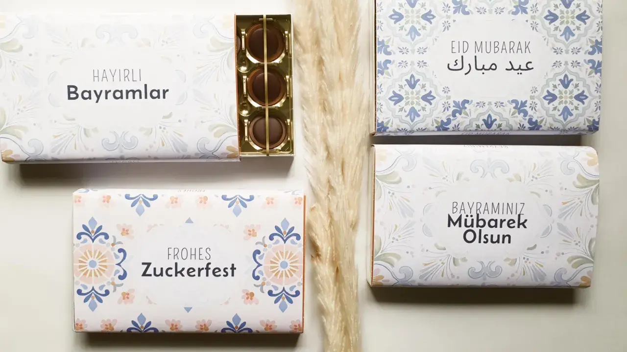 Schöne Geschenkboxen mit Schokolade, ideal, um zu fragen: was schenkt man zum Zuckerfest? Mit Grußbotschaften wie "Frohes Zuckerfest" und "Eid Mubarak".