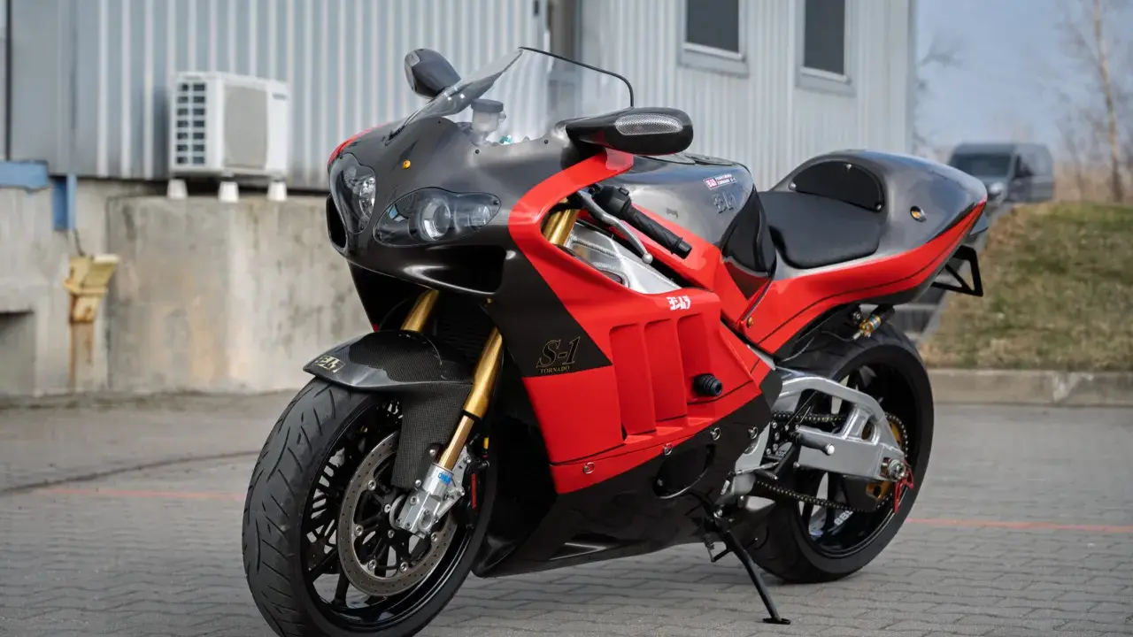 Sportowy motocykl z Japonii, czerwono-czarny, z elementami z włókna węglowego, gotowy do jazdy.