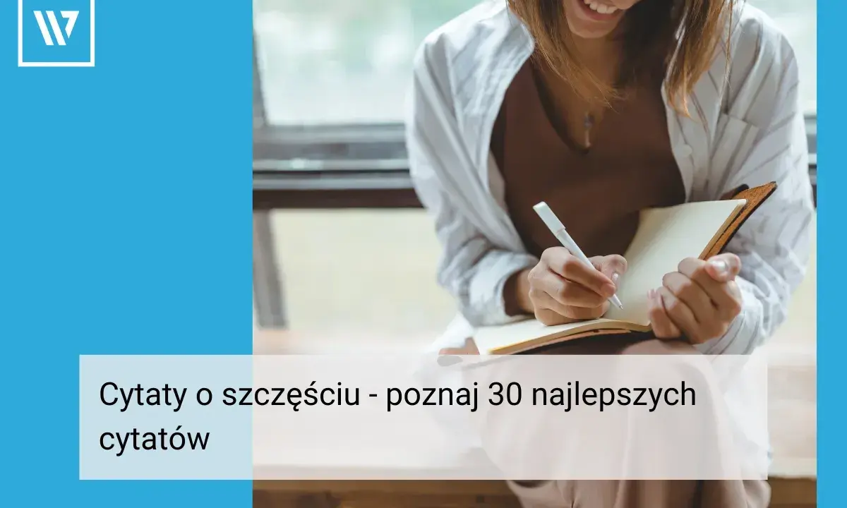 Uśmiechnięta kobieta pisze w notatniku.