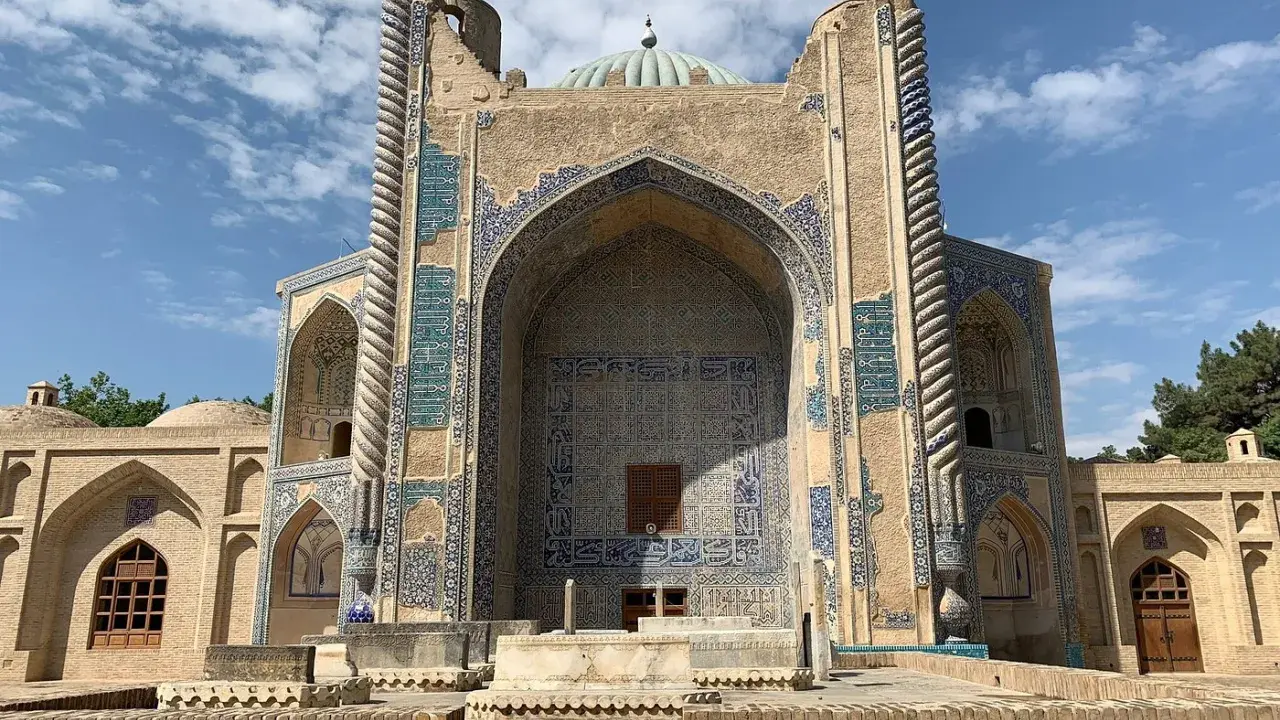 Verfallene Pracht in Balkh, Afghanistan. Ein Mausoleum mit blauen Kacheln und einem gedrehten Turm, Zeuge vergangener Zeiten.