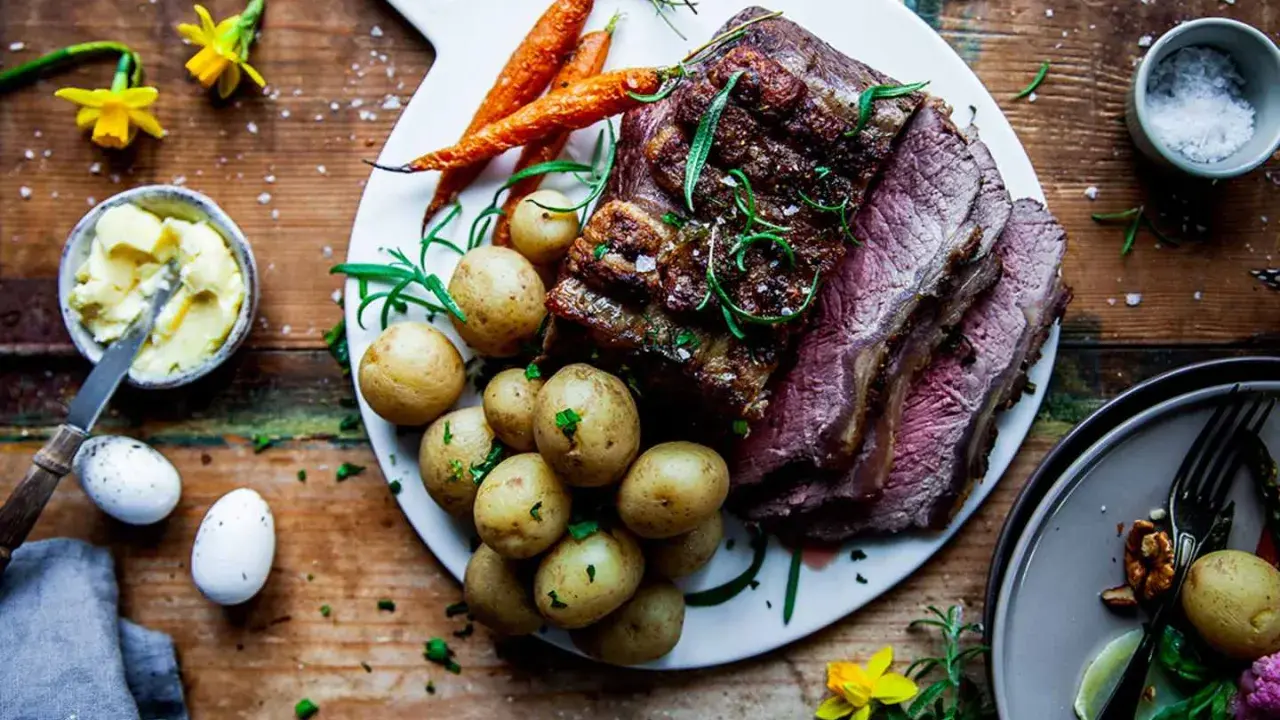 Helstekt biff med kappa, serverad med småpotatis och morötter. En festlig måltid som passar perfekt för påsk.