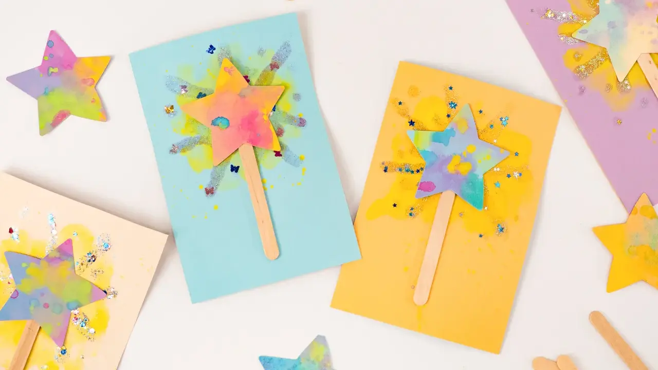 Bunte Sternenstäbe mit Glitzer, perfekt für eine **Einladung Kindergeburtstag basteln**. Kleine Kunstwerke für magische Momente.