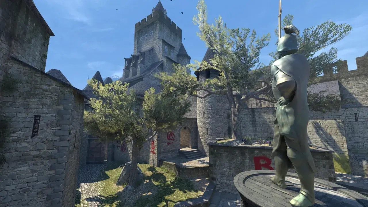 Dziedziniec zamku w CS:GO, z kamienną rzeźbą rycerza i brukowaną ścieżką.