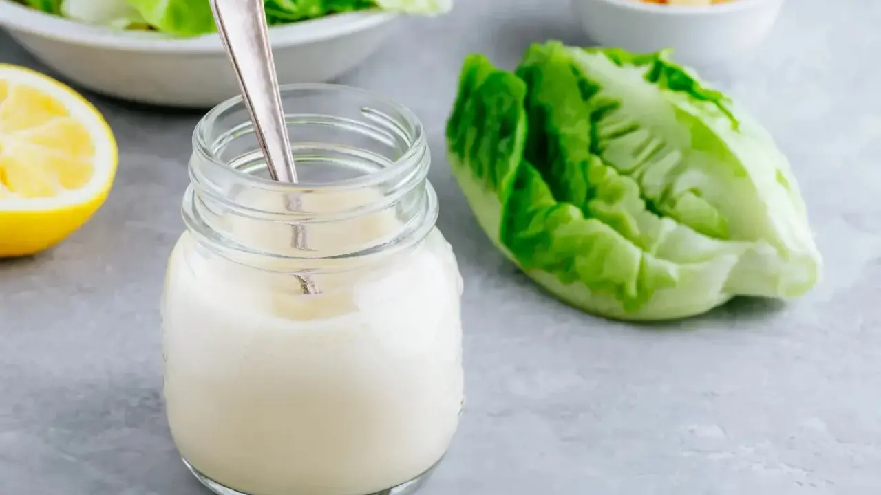 Sauce César maison prête à l'emploi, avec laitue romaine, citron et croûtons. Une recette facile pour une vinaigrette parfaite.
