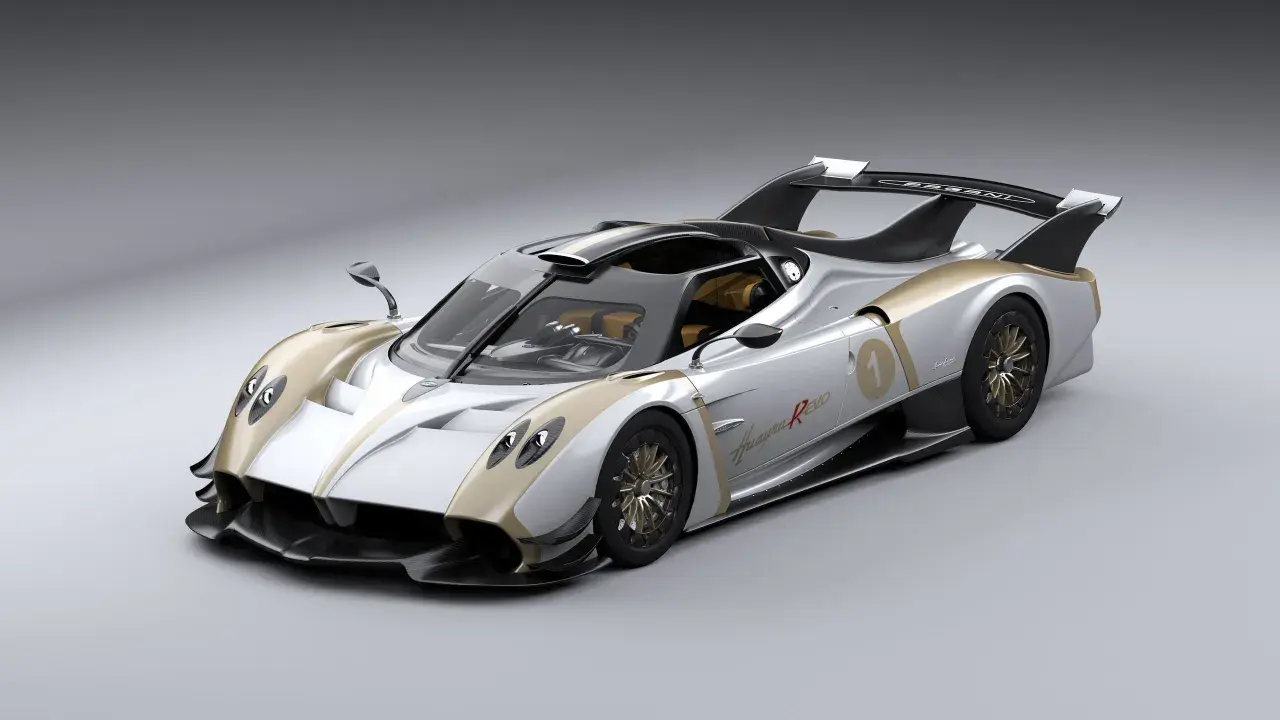 Silber-goldener Pagani Huayra R mit Nummer 1 auf der Seite, bereit für die Rennstrecke.