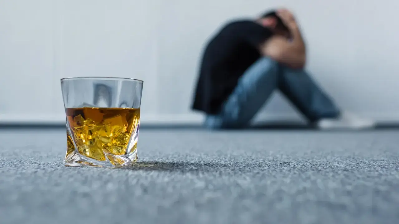 Szklanka whisky i zrozpaczony mężczyzna. Psycholog pyta alkoholika: "Co Cię tu sprowadza?".