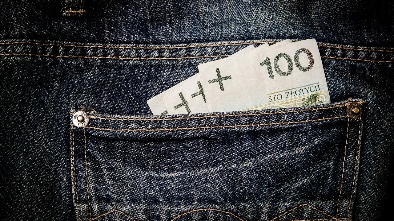 Złotówki w tylnej kieszeni dżinsów. Może to być dowód na oświadczenie pracownika dla celów stosowania podwyższonych kosztów uzyskania przychodów.