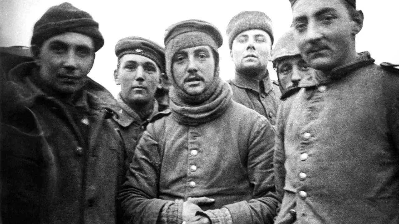 Fünf Soldaten in Uniformen, die an den Ersten Weltkrieg erinnern. Wer gewann den ersten Weltkrieg? Diese Männer könnten es wissen.