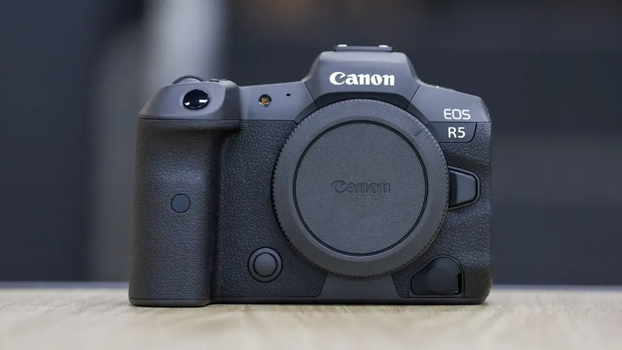 Czarny aparat Canon EOS R5 z obiektywem na bagnecie.