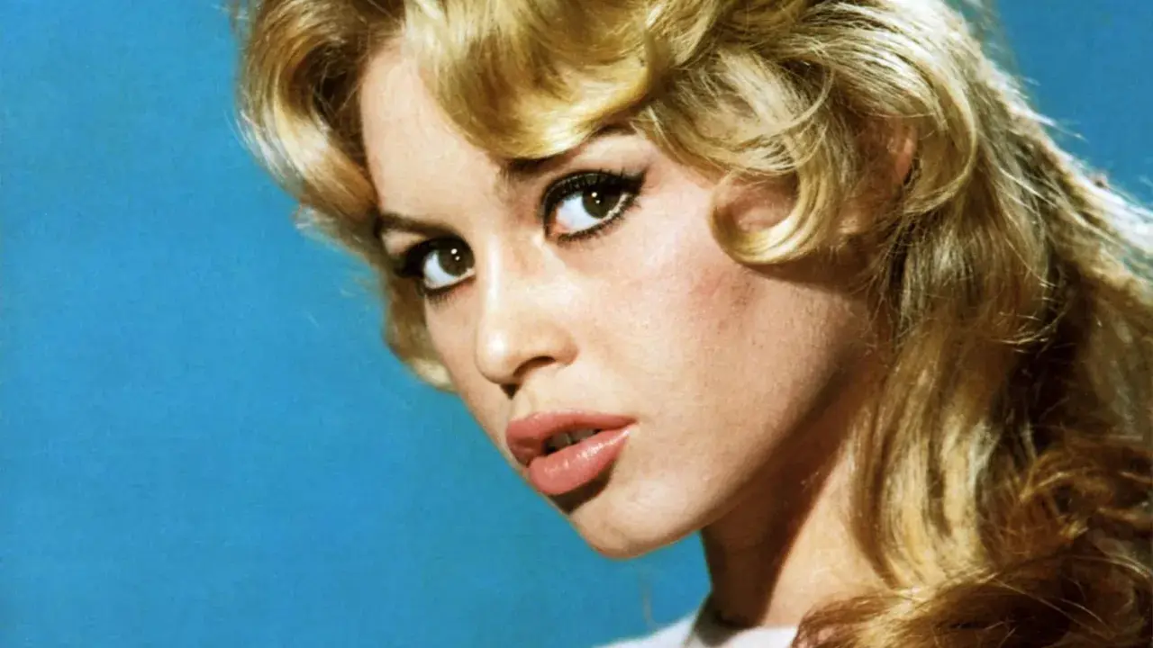 Ikona kina, Brigitte Bardot, jedna z najsłynniejszych francuskich gwiazd porno, z charakterystyczną fryzurą i makijażem.