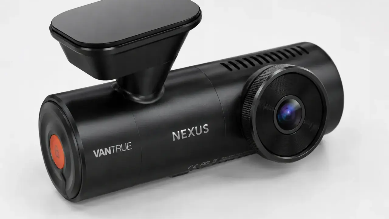 Czarna kamera samochodowa Vantrue Nexus z pomarańczowym przyciskiem. Szukasz vantrue n1 pro instrukcja?
