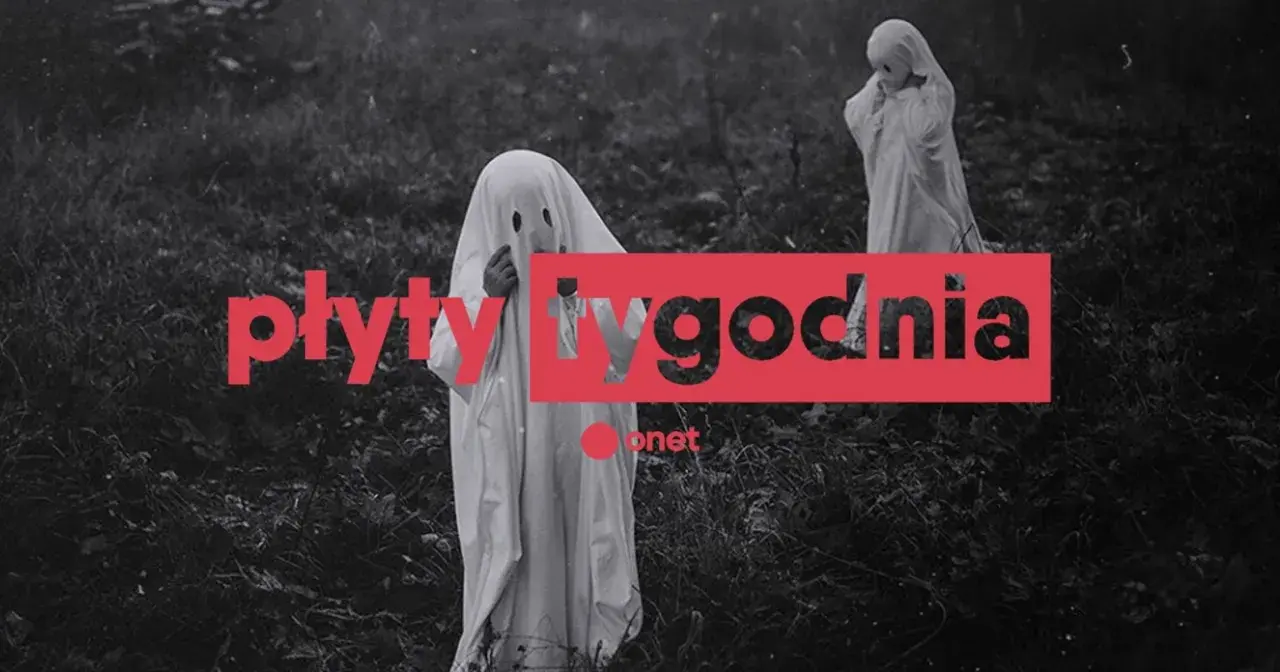 Dzieci w przebraniach duchów, jak z horroru, na tle traw. Tekst "płyty tygodnia" i logo Onet.