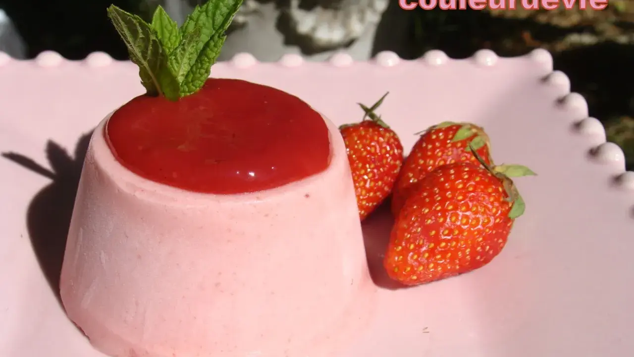 Délicieuse glace aux fruits rouges sans sorbetière, garnie de coulis et de menthe fraîche, accompagnée de fraises sur une assiette rose.