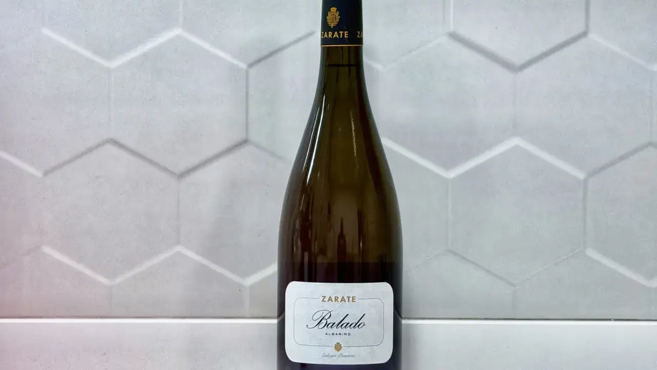 Botella de Zarate Balado Albariño, uno de los tipos de vinos gallegos más apreciados.