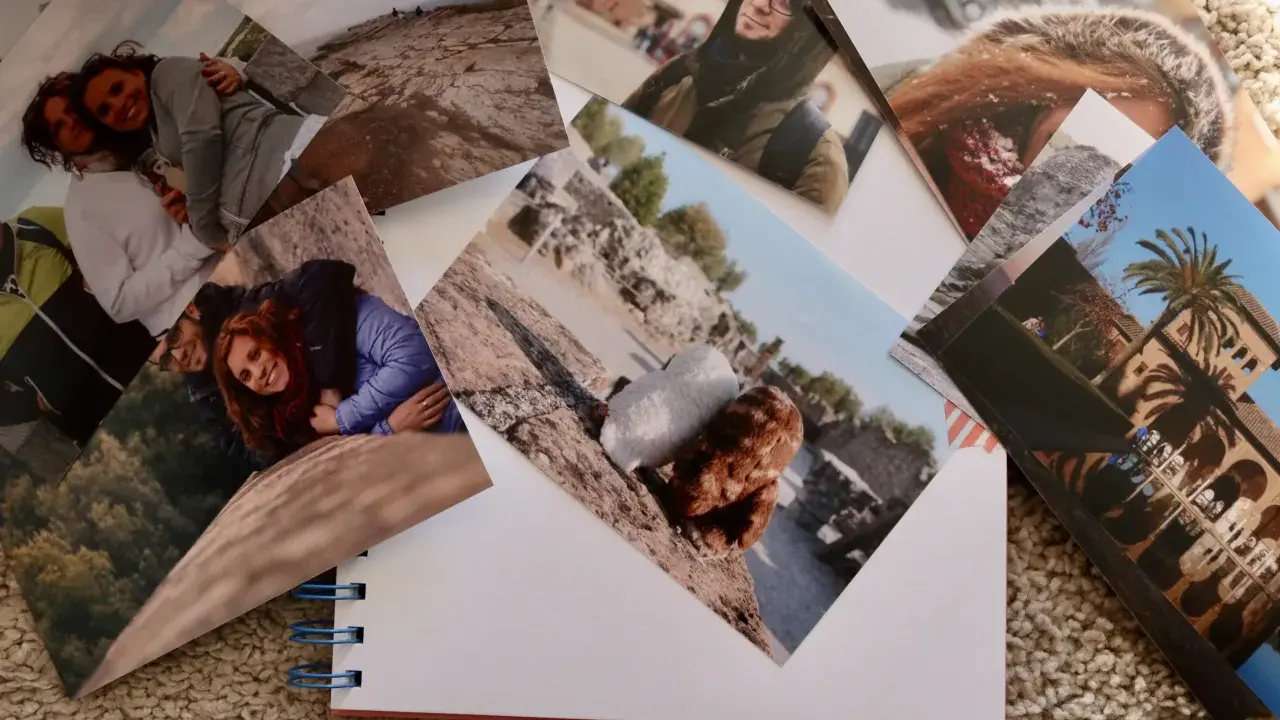 Raccolta di foto stampate su carta fotografica, con coppie felici e paesaggi.
