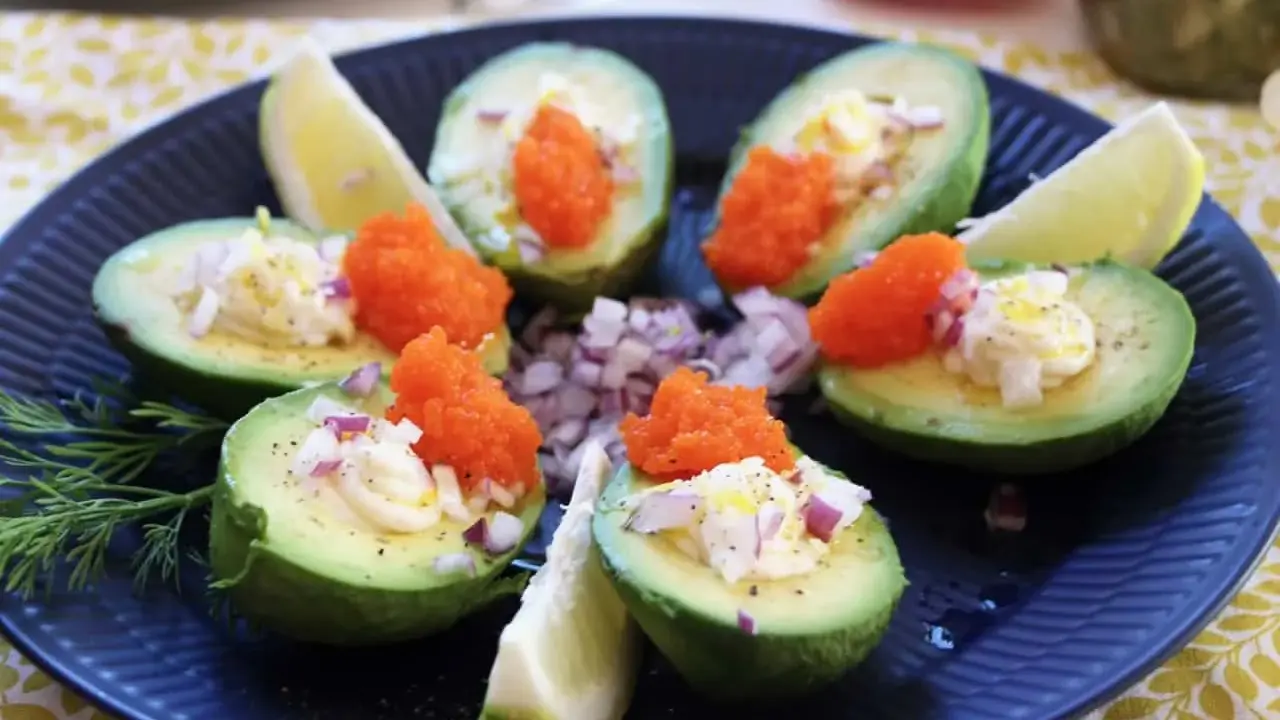 Avokadohalvor fyllda med krämig röra, orange rom och rödlök. En perfekt vegansk påskmat som ser lika god ut som den smakar.