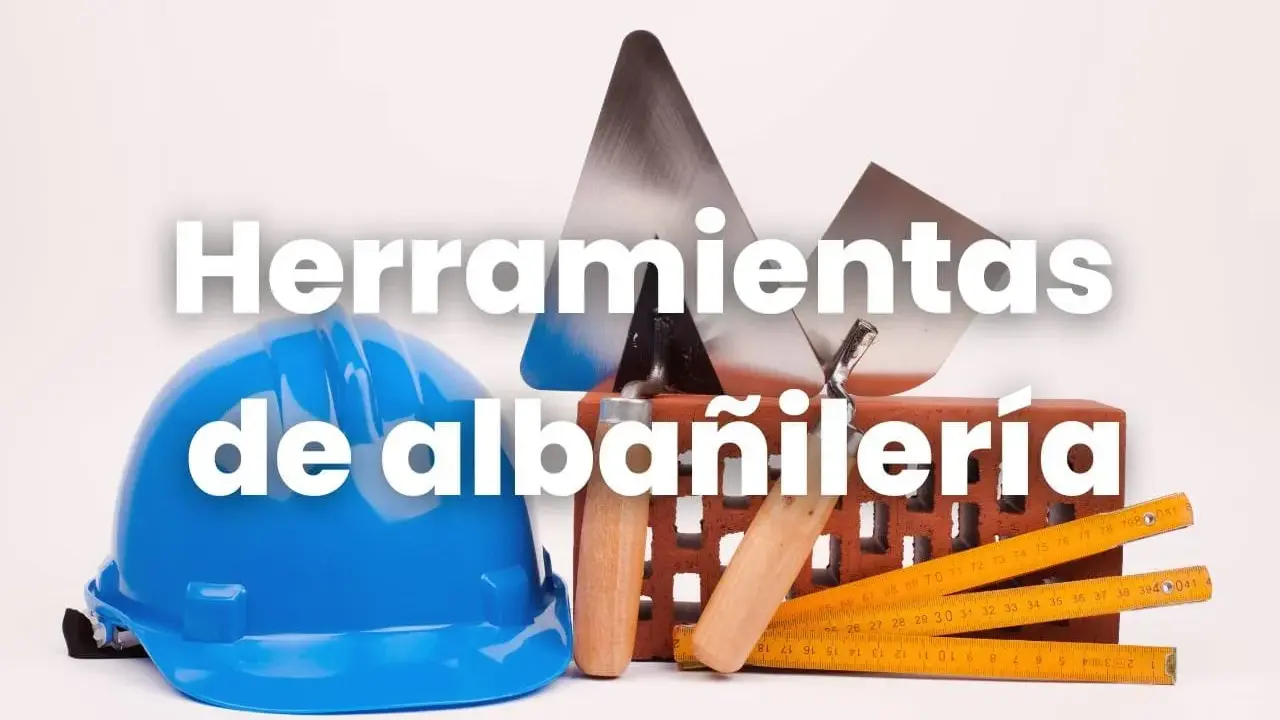 Casco azul, ladrillo y paletas, herramientas de albañilería listas para construir.