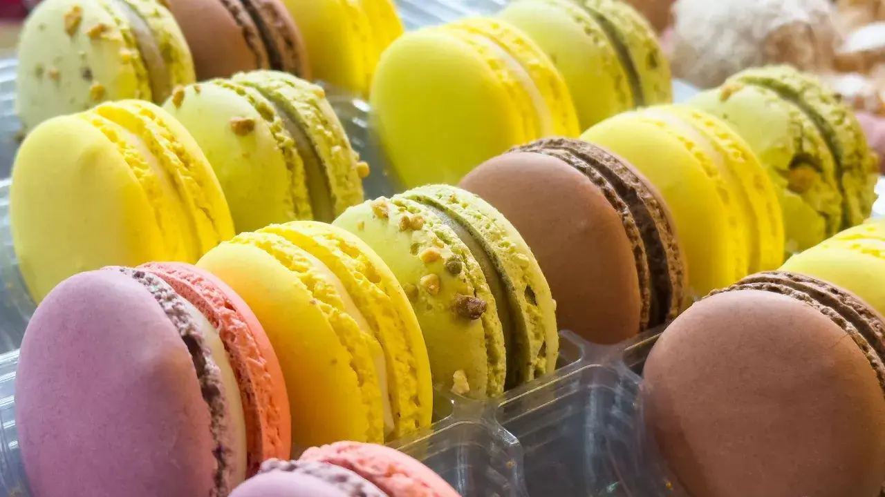 Douceurs colorées, ces macarons évoquent les spécialités culinaires d'Île-de-France. Un délice pour les yeux et les papilles.
