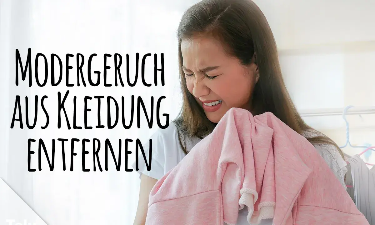 Frau schnuppert angewidert an rosa Kleidung. Text: Modergeruch aus Kleidung entfernen.
