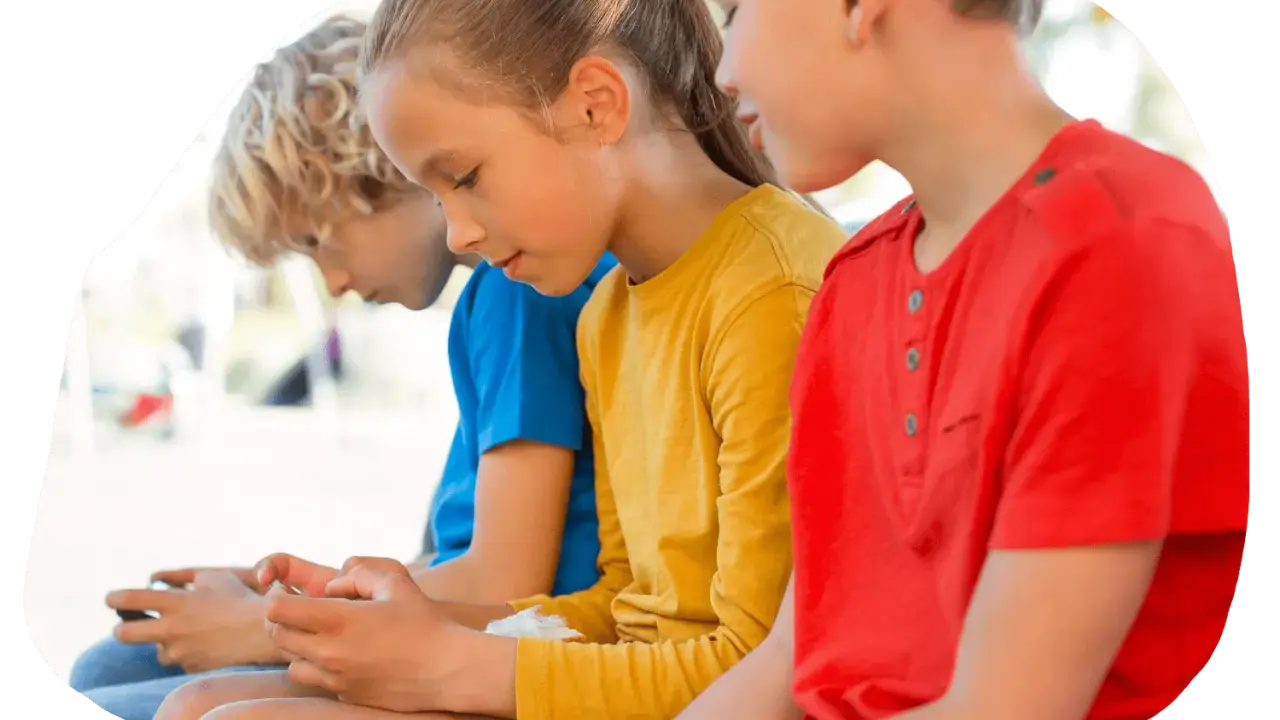 Trois enfants, dont mon fils, sont absorbés par leurs écrans.