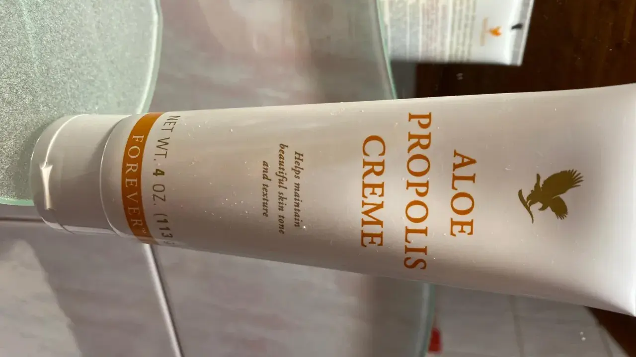 Krem propolisowy Forever Aloe, który pomaga utrzymać piękny koloryt i teksturę skóry.