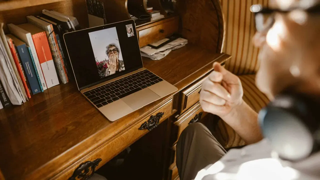 Hombre en videollamada, aplicando el método Gottman para fortalecer su relación.