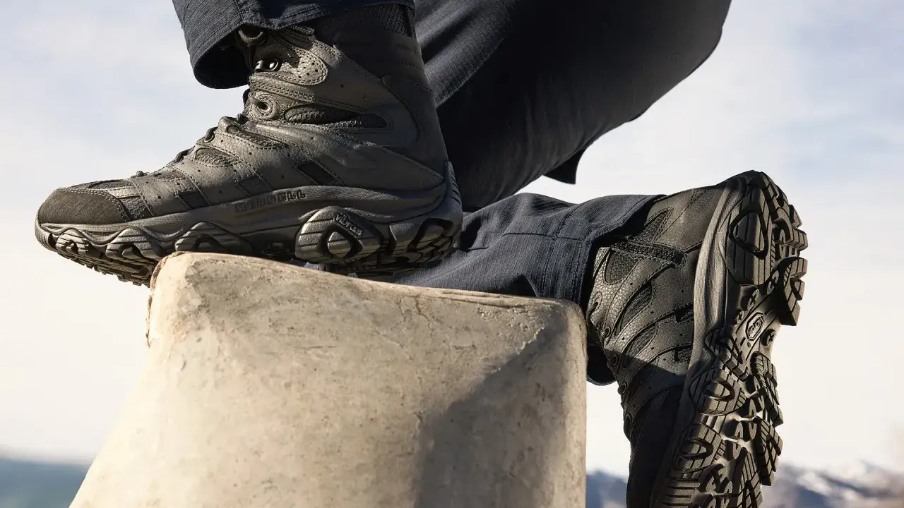 Stivali tattici neri Merrell con suola Vibram. La taglia reggiseno 4D a cosa corrisponde? Non è chiaro, ma questi stivali sono pronti per ogni avventura.