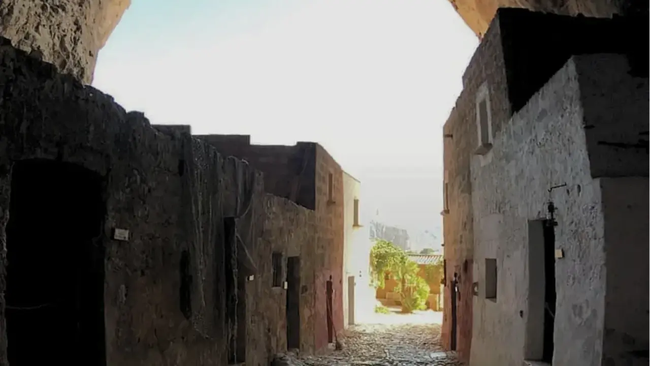 Antica via acciottolata che conduce verso il mare, incastonata nella roccia della grotta Mangiapan.
