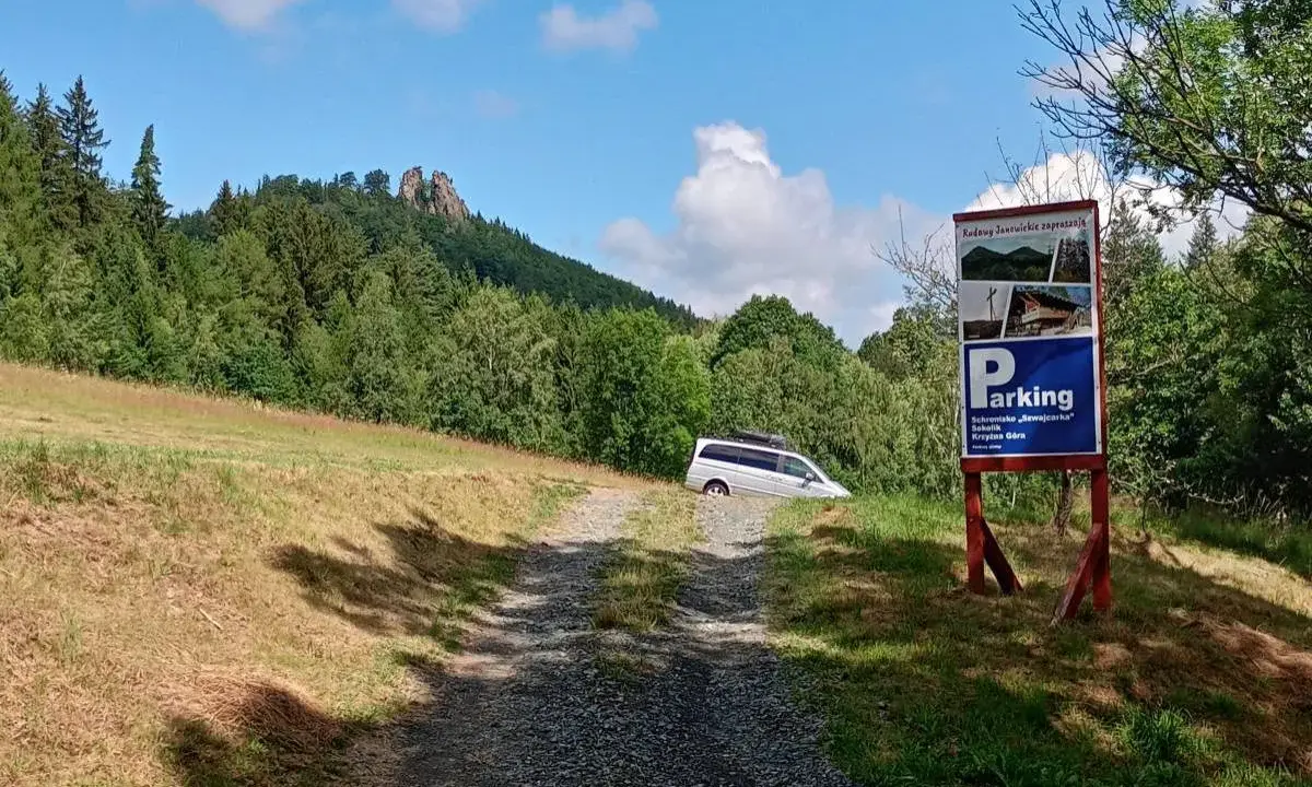 Droga do schroniska "Sokolik" na Krzyżnej Górze. Parking gotowy na turystów.