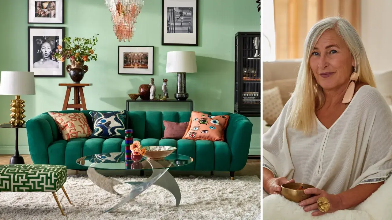 En kvinna med långt blont hår sitter i en mysig miljö, omgiven av olika inredningsstilar. En grön sammetssoffa och en unik soffbordsdesign skapar en modern känsla.
